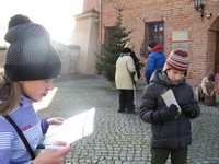 Uczestniczy wycieczki podczas zabawy terenowej typu quest.