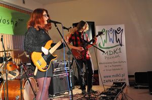 Koncert "Startujemy z wiosną" - występ jednego z zespołów.