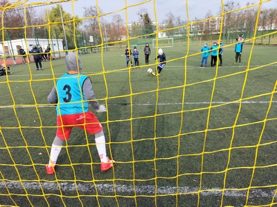 Jesienny turniej piłki nożnej - uczniowie w trakcie gry